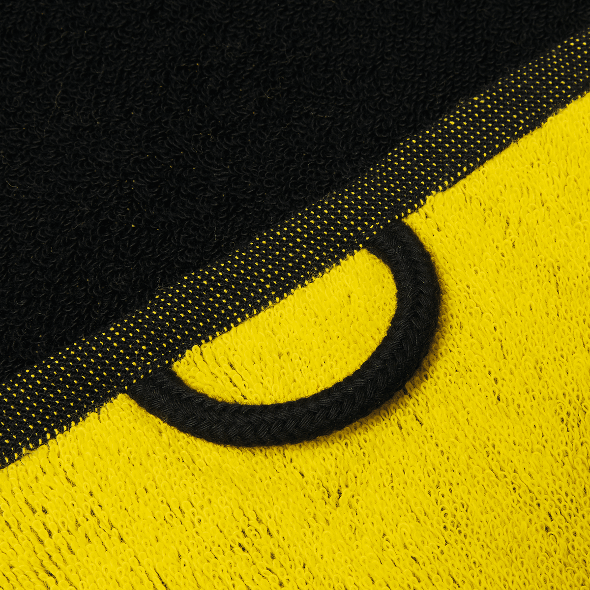 Black-and-yellow BVB bath towel with emblem and classic design, measuring 100x150 cm, perfect for Borussia Dortmund fans.