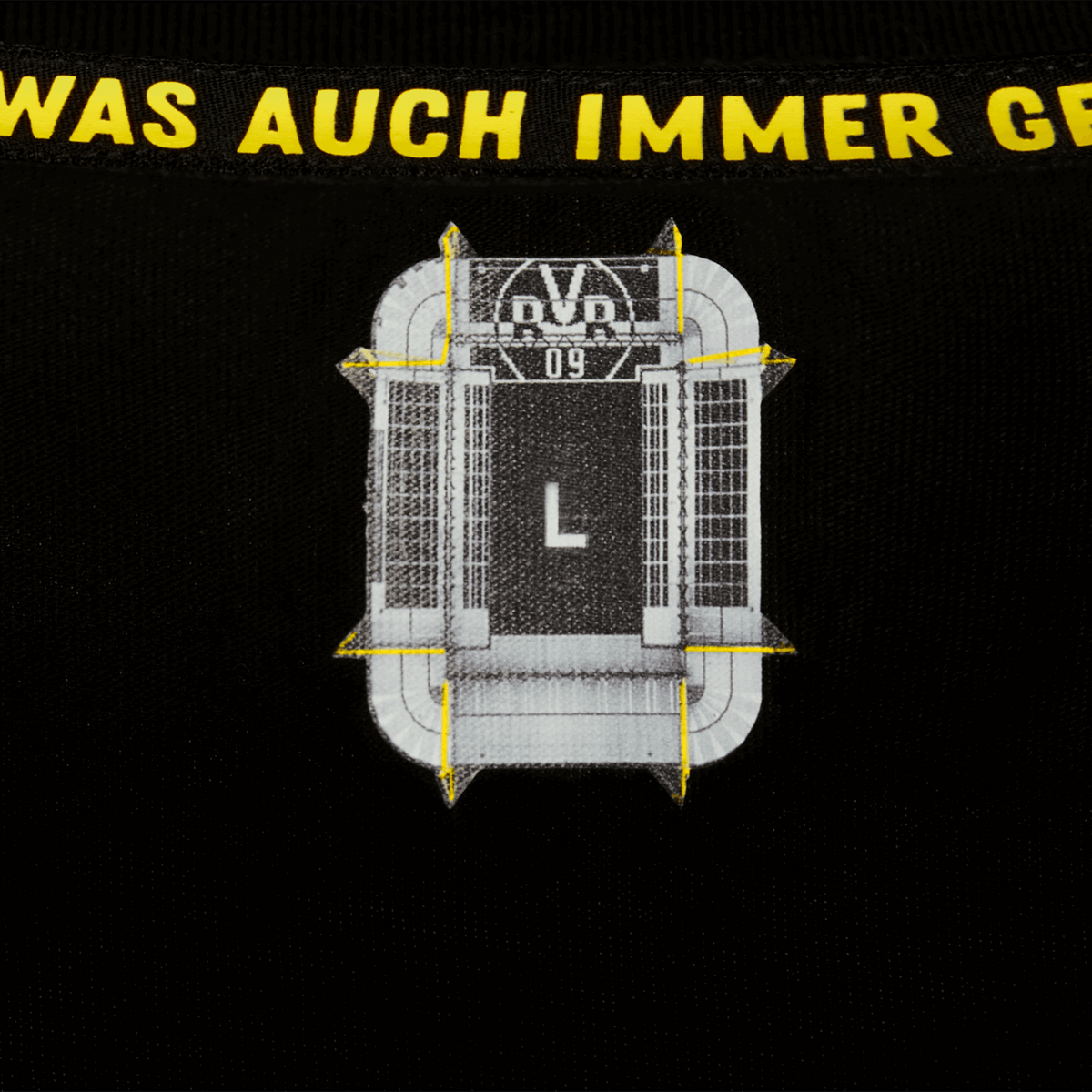 Primer plano de una sudadera con capucha negra del BVB con letras amarillas y un motivo impreso del Signal Iduna Park con el logotipo del BVB.