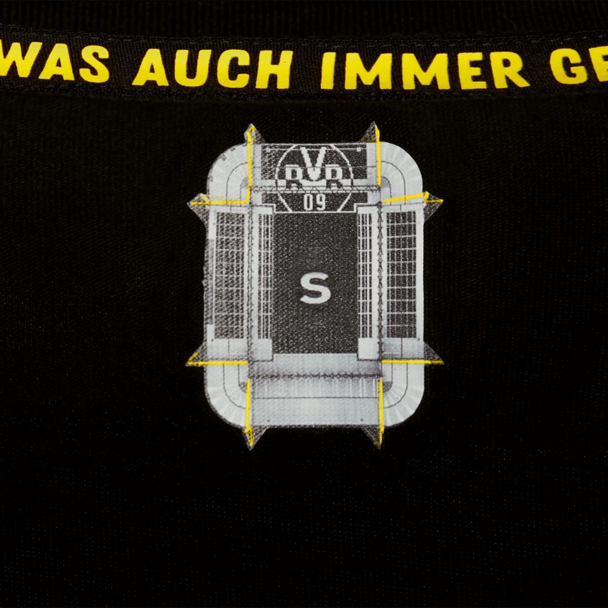 Camiseta negra del BVB para mujer con letras amarillas en el cuello y un detallado motivo del estadio SIGNAL IDUNA PARK en la parte delantera.