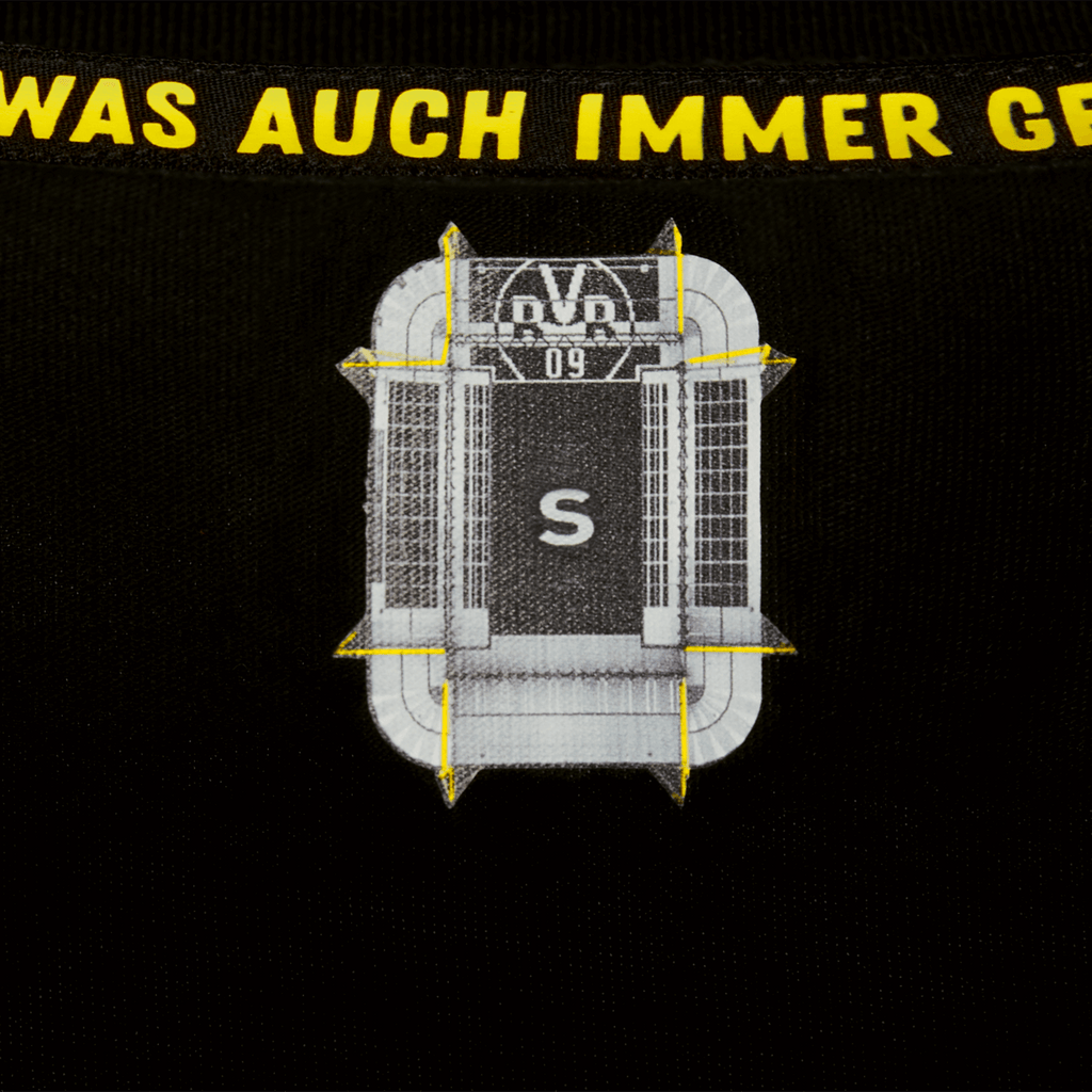 Maglietta nera del BVB da donna con scritta gialla sul colletto e motivo dettagliato dello stadio SIGNAL IDUNA PARK sul davanti.