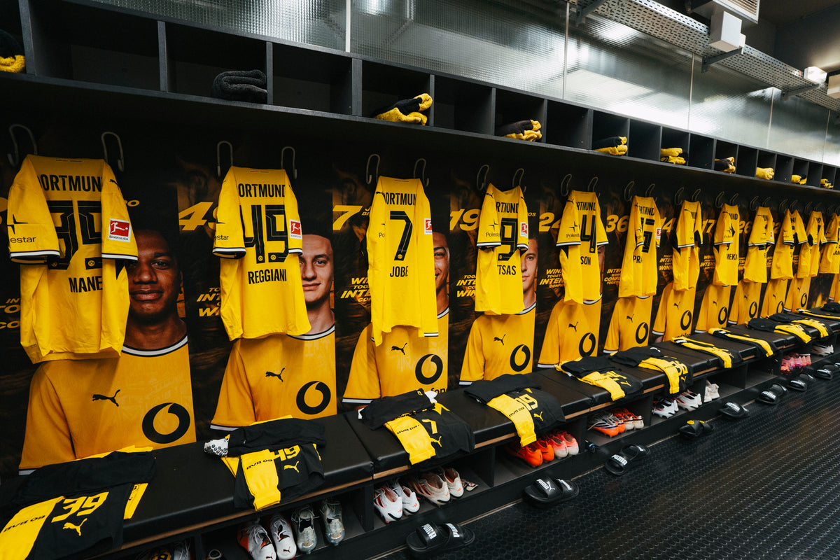 Die BVB Mannschaftskabine im SIGNAL-IDUNA-PARK unmittelbar vor der Ankunft der Spieler am Spieltag. Alle Trikots hängen an dem jeweiligen Platz der Spieler und Stutzen, Hosen und Schuhe liegen auch bereit. 