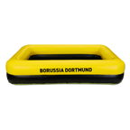 Aufblasbarer BVB-Pool in rechteckiger Form, mit schwarzgelbem Design und Borussia Dortmund-Schriftzug, ideal für Fans und sommerliche Aktivitäten.