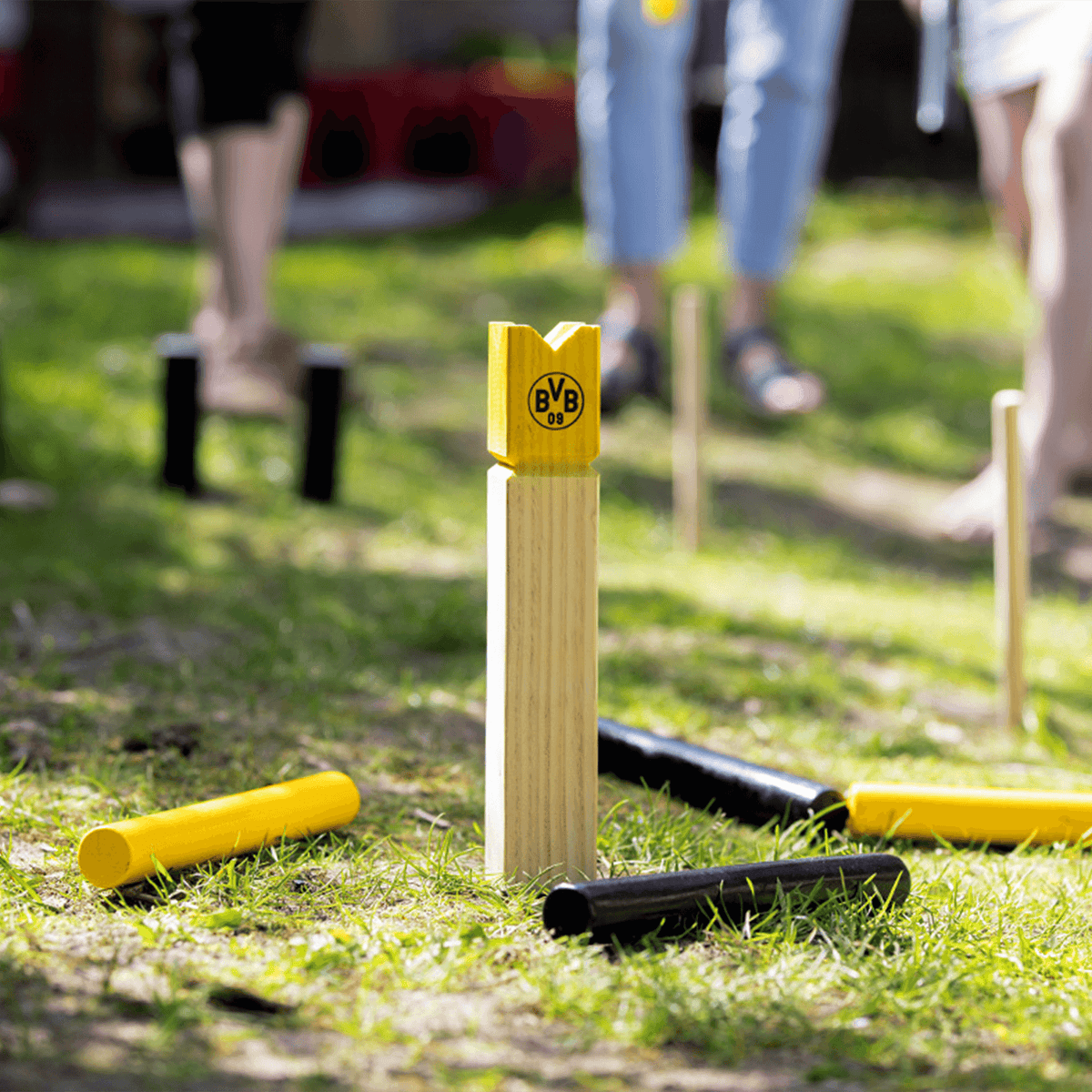 Kubb set in BVB design with black-and-yellow accents and the BVB logo, suitable for outdoor activities and fans of Borussia Dortmund.
