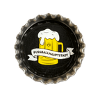 BVB-Magnet im Design eines Kronkorkens mit gelbem Bierglas und FUSSBALLHAUPTSTADT-Schriftzug, schwarzer Hintergrund.