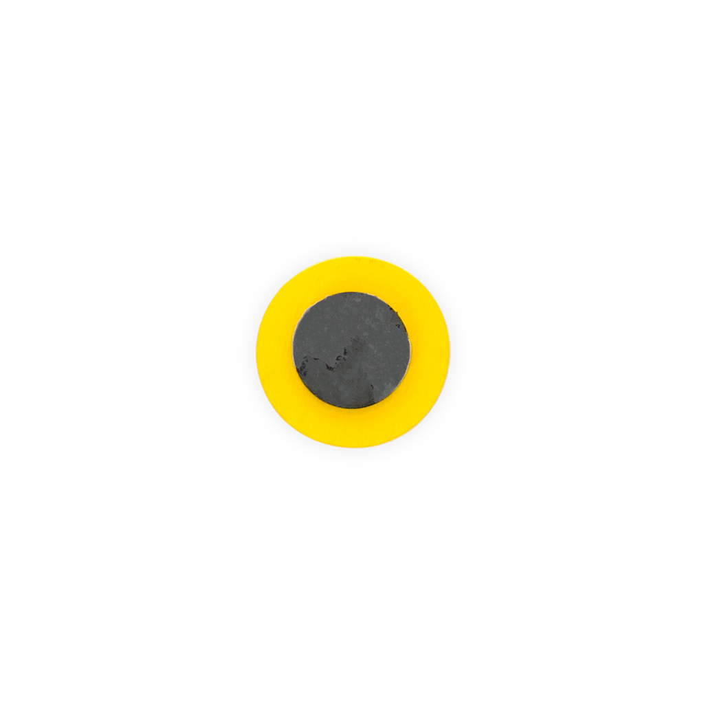 Emblema rotondo magnetico del BVB nei colori sociali nero e giallo, ideale come gadget per i tifosi o come accessorio decorativo.