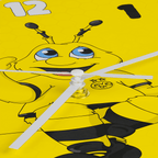 Die BVB-Kinder-Wanduhr EMMA in schwarzgelb zeigt große schwarze Zahlen auf gelbem Hintergrund mit BVB-Logo und punktförmigen Markierungen.