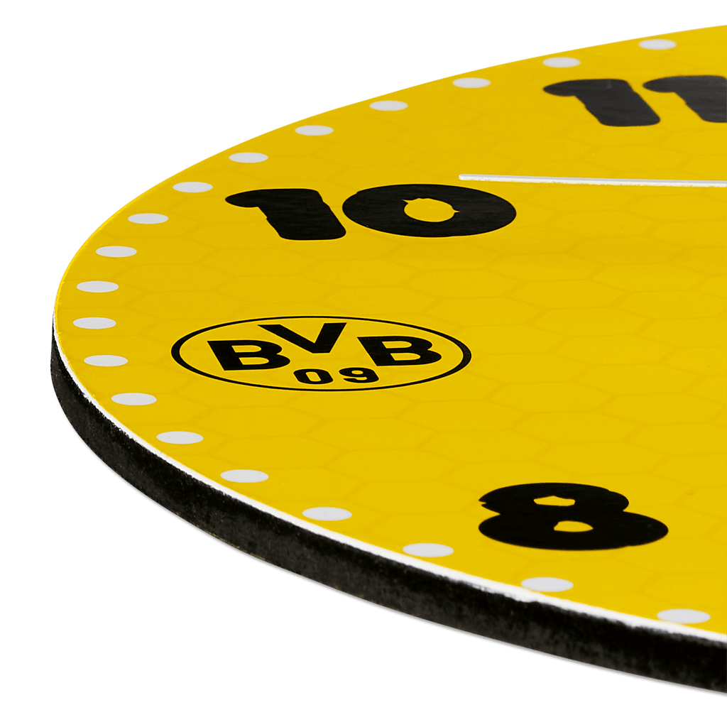 Die BVB-Kinder-Wanduhr EMMA in schwarzgelb zeigt große schwarze Zahlen auf gelbem Hintergrund mit BVB-Logo und punktförmigen Markierungen.