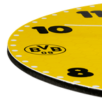 Die BVB-Kinder-Wanduhr EMMA in schwarzgelb zeigt große schwarze Zahlen auf gelbem Hintergrund mit BVB-Logo und punktförmigen Markierungen.