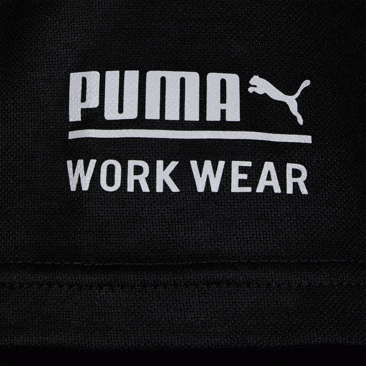Camiseta de trabajo negra del BVB con un llamativo logotipo blanco de PUMA y la inscripción «Workwear» en la parte delantera.