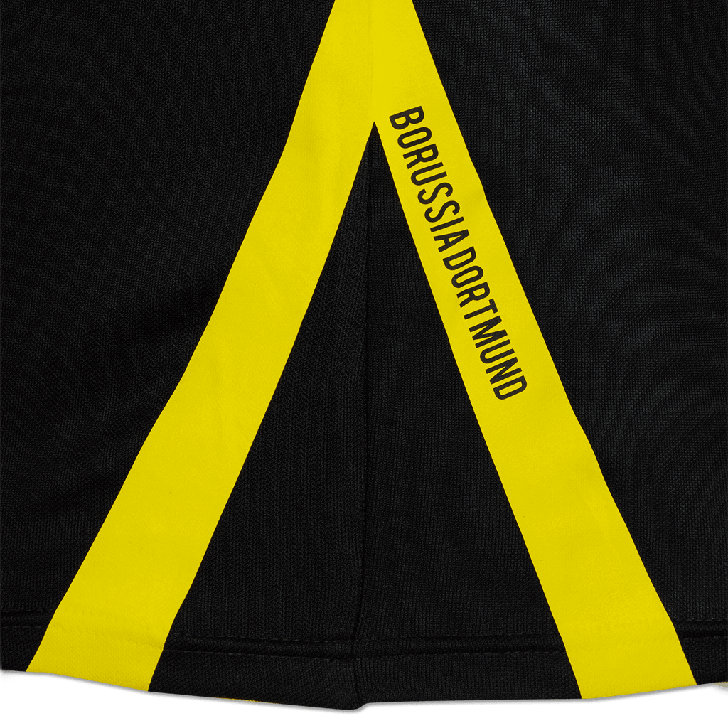 Gros plan sur un t-shirt de travail noir du BVB, orné d'une bande jaune et du logo « Borussia Dortmund ».