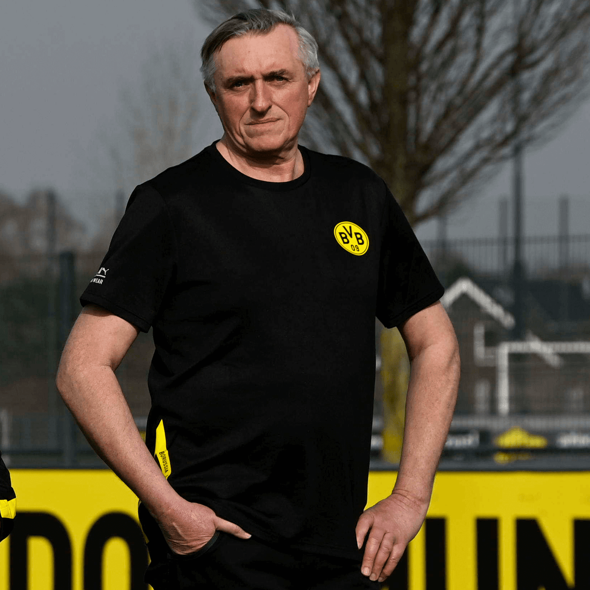 T-shirt de travail noir du BVB avec le logo jaune du club sur la poitrine, coupe décontractée, idéal pour les loisirs et le sport.