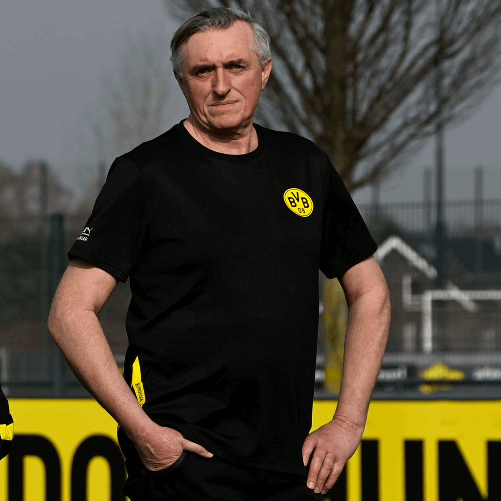 Camiseta negra de trabajo del BVB con el logotipo amarillo del club en el pecho, de corte desenfadado, ideal para el tiempo libre y el deporte.