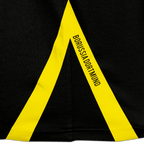 Detailaufnahme eines schwarzgelben Borussia Dortmund Polohemds mit auffälligem gelbem Streifen und Borussia Dortmund Schriftzug.