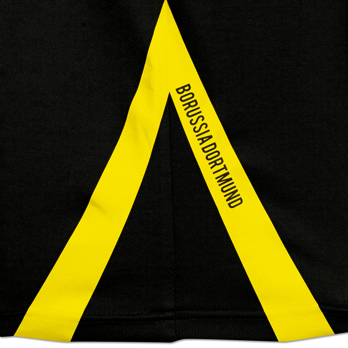 Detailaufnahme eines schwarzgelben Borussia Dortmund Polohemds mit auffälligem gelbem Streifen und Borussia Dortmund Schriftzug.