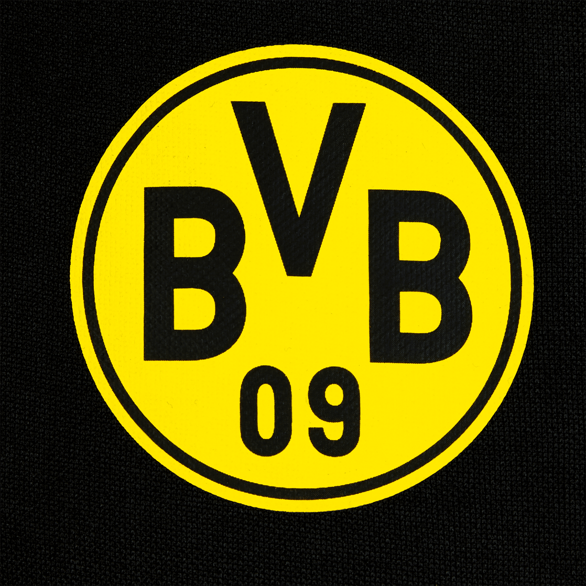 Schwarzgelbes BVB-Logo von Borussia Dortmund auf schwarzem Stoffhintergrund, zeigt die Initialen BVB und die Jahreszahl 09.