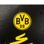 黒いBVBのクリスマスカード。黄色いBVBのロゴと、スタイリッシュな黄色いクリスマスツリーが描かれ、控えめな雪の結晶で飾られています。ボルシア・ドルトムントのファンへのプレゼントに最適です。