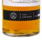 Gros plan sur une bouteille de whisky BVB Bourbon, de couleur jaune doré, ornée d'une élégante étiquette noire, aux arômes de vanille et de caramel, portant le numéro de lot 02.