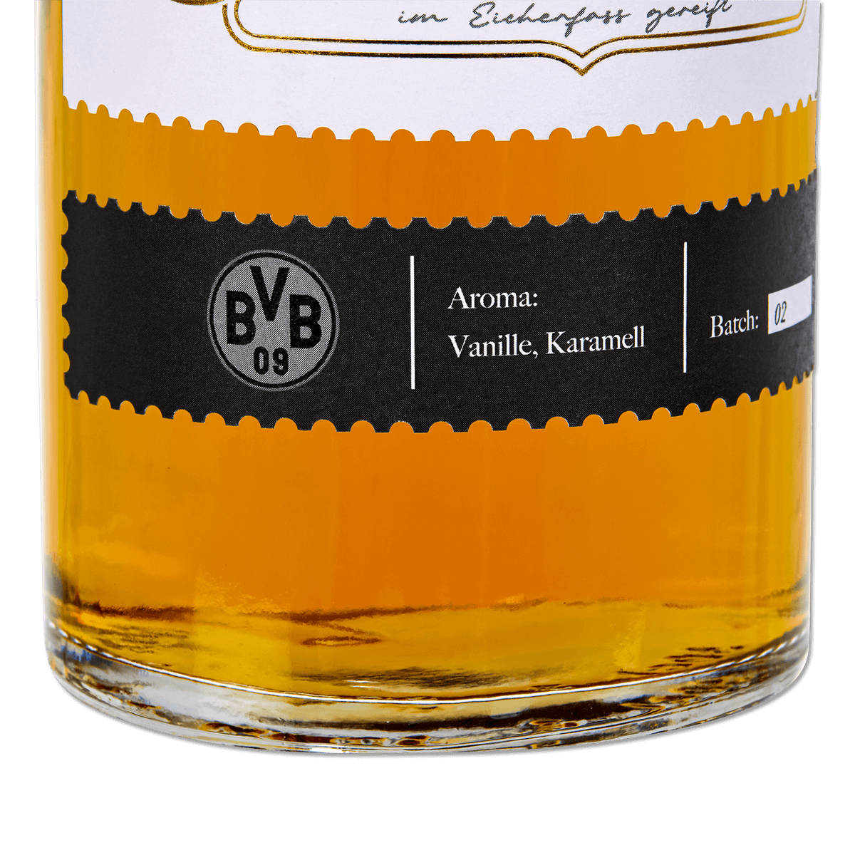 Gros plan sur une bouteille de whisky BVB Bourbon, de couleur jaune doré, ornée d'une élégante étiquette noire, aux arômes de vanille et de caramel, portant le numéro de lot 02.