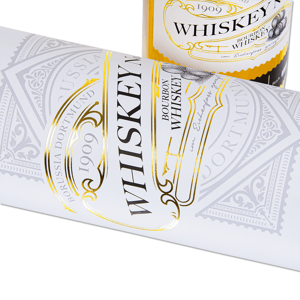 Élégante bouteille de whisky BVB Bourbon, dotée d'une étiquette au design raffiné, en noir et or, idéale comme cadeau ou objet de collection.