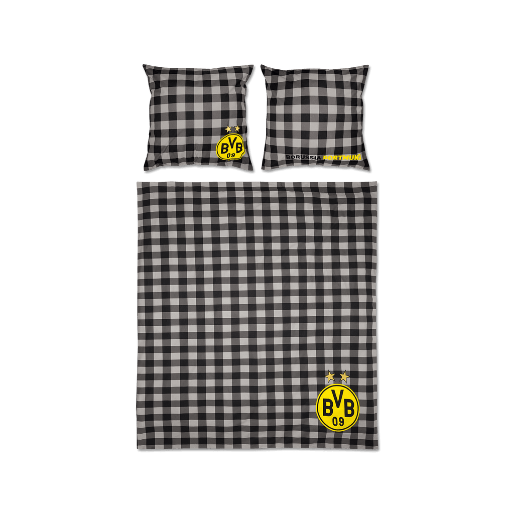 Produits dérivés du BVB : parure de lit réversible au motif à carreaux noir et jaune, ornée d'un grand logo et d'une inscription « BVB », composée d'une housse de couette et d'une taie d'oreiller.