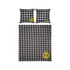Produits dérivés du BVB : parure de lit réversible au motif à carreaux noir et jaune, ornée d'un grand logo et d'une inscription « BVB », composée d'une housse de couette et d'une taie d'oreiller.