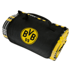 La manta de picnic del BVB en negro y amarillo, con unas dimensiones de 130 x 150 cm, plegada con asa de transporte y el llamativo logotipo del BVB 09, es ideal para actividades al aire libre y para ir al estadio.