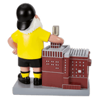 Ein BVB-Gartenzwerg in schwarzgelbem Trikot mit schwarzer Kappe, der vor einem Modell des Dortmunder U-Turms steht, das beleuchtet werden kann.