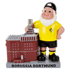 Dekorativer BVB Gartenzwerg in schwarzgelbem Outfit, präsentiert den Dortmunder U-Turm und steht auf einem Sockel mit Borussia Dortmund Schriftzug.