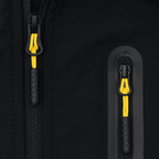 Detailaufnahme einer BVB-Softshelljacke für Kinder in schwarzgelb mit sichtbaren Reißverschlüssen und gelbem Zugband.