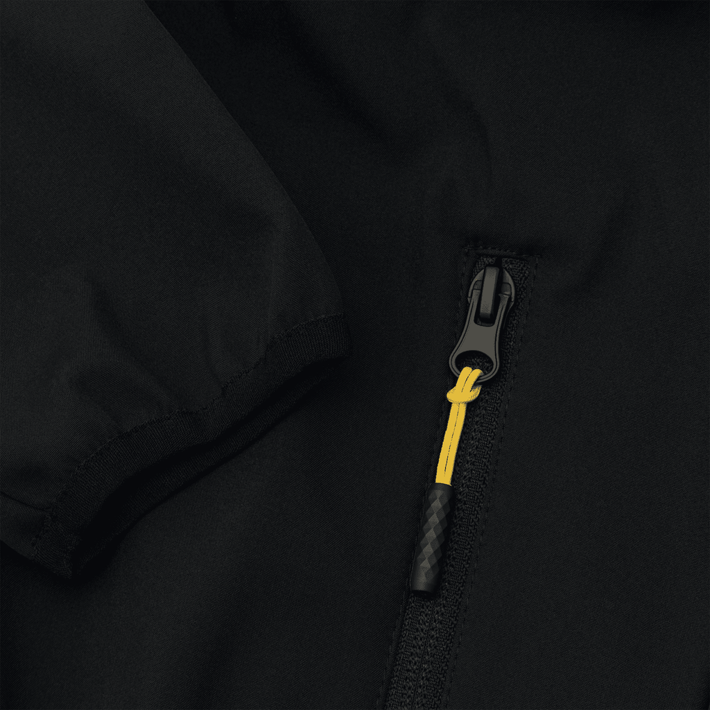 Detailansicht der schwarzgelben BVB-Kinder-Softshelljacke mit Reißverschluss und gelber Kordel, Fanartikel von Borussia Dortmund.