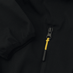 Detailansicht der schwarzgelben BVB-Kinder-Softshelljacke mit Reißverschluss und gelber Kordel, Fanartikel von Borussia Dortmund.