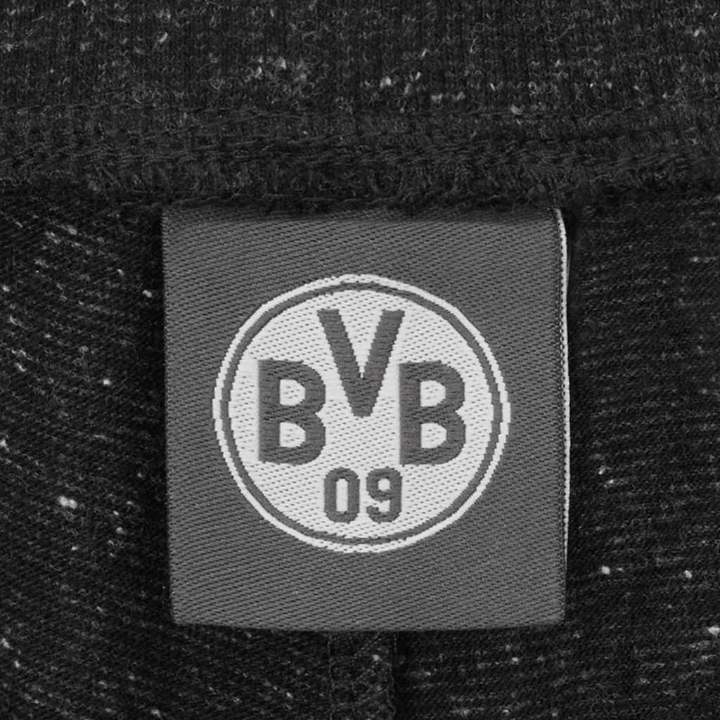 Gros plan sur l'étiquette d'un pantalon de survêtement BVB 09 pour femme, de couleur noire, avec le logo BVB sur l'étiquette
