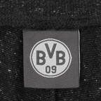 Gros plan sur l'étiquette d'un pantalon de survêtement BVB 09 pour femme, de couleur noire, avec le logo BVB sur l'étiquette