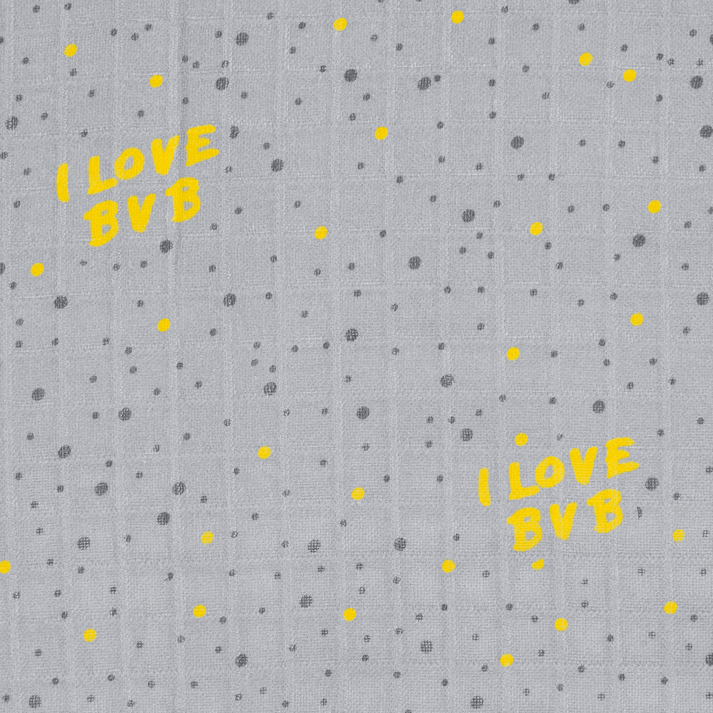 灰色多特蒙德（BVB）围嘴，印有黄色“I LOVE BVB”字样，并饰有黄色和灰色圆点图案，是多特蒙德球迷的理想婴儿用品。