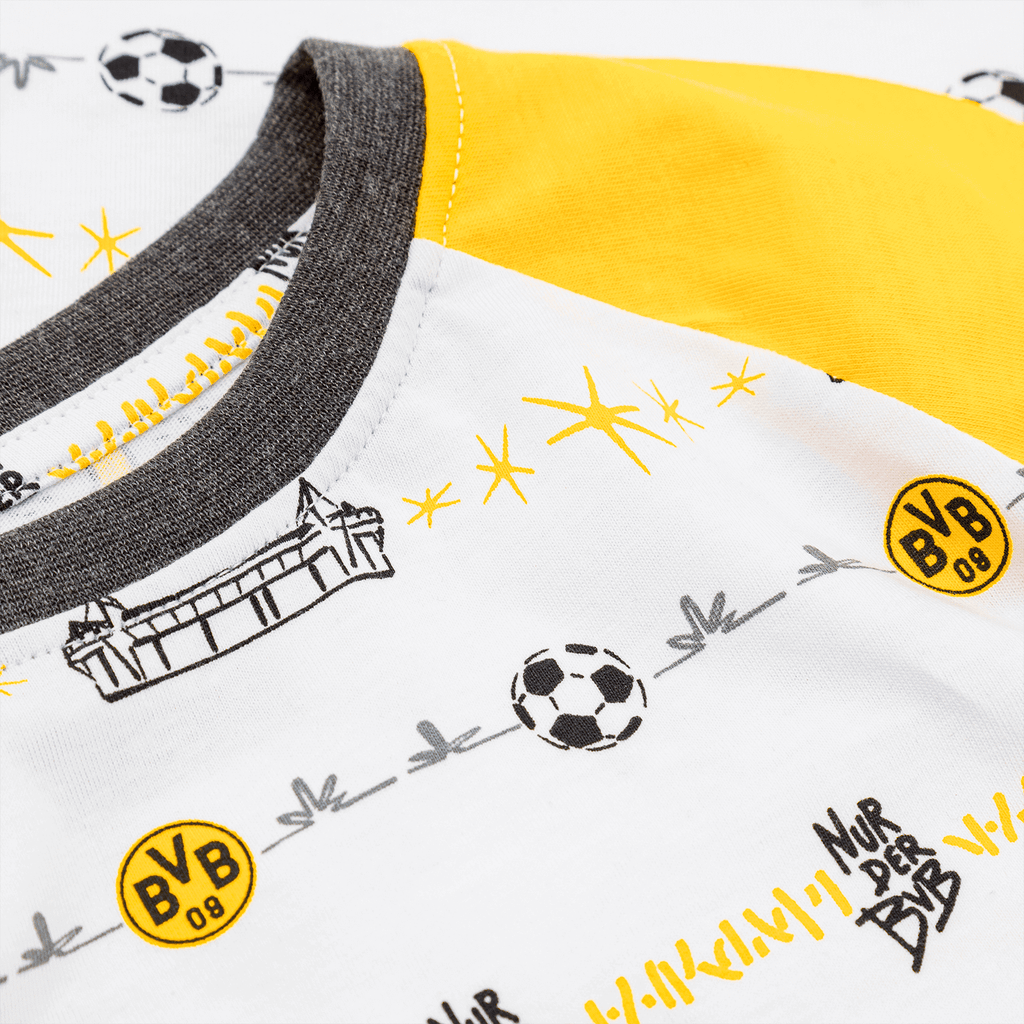 Dieser BVB-Schlafanzug für Kinder zeigt ein schwarzgelbes Design mit Fußball-Motiven, BVB-Emblem und dem Wahrzeichen des SIGNAL IDUNA PARKS.
