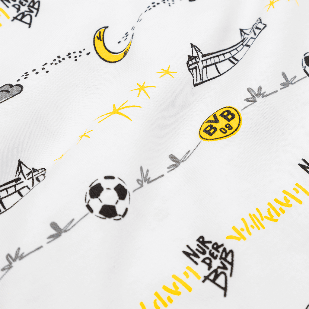 Detailansicht eines bedruckten weißen Stoffs mit schwarzgelben BVB-Motiven, darunter Fußball, Stadion, Mond und Sterne.