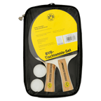 Ein BVB Tischtennis-Set mit zwei Holzschlägern im Borussia Dortmund Design und zwei Tischtennisbällen, verpackt in einer durchsichtigen schwarzen Tasche.