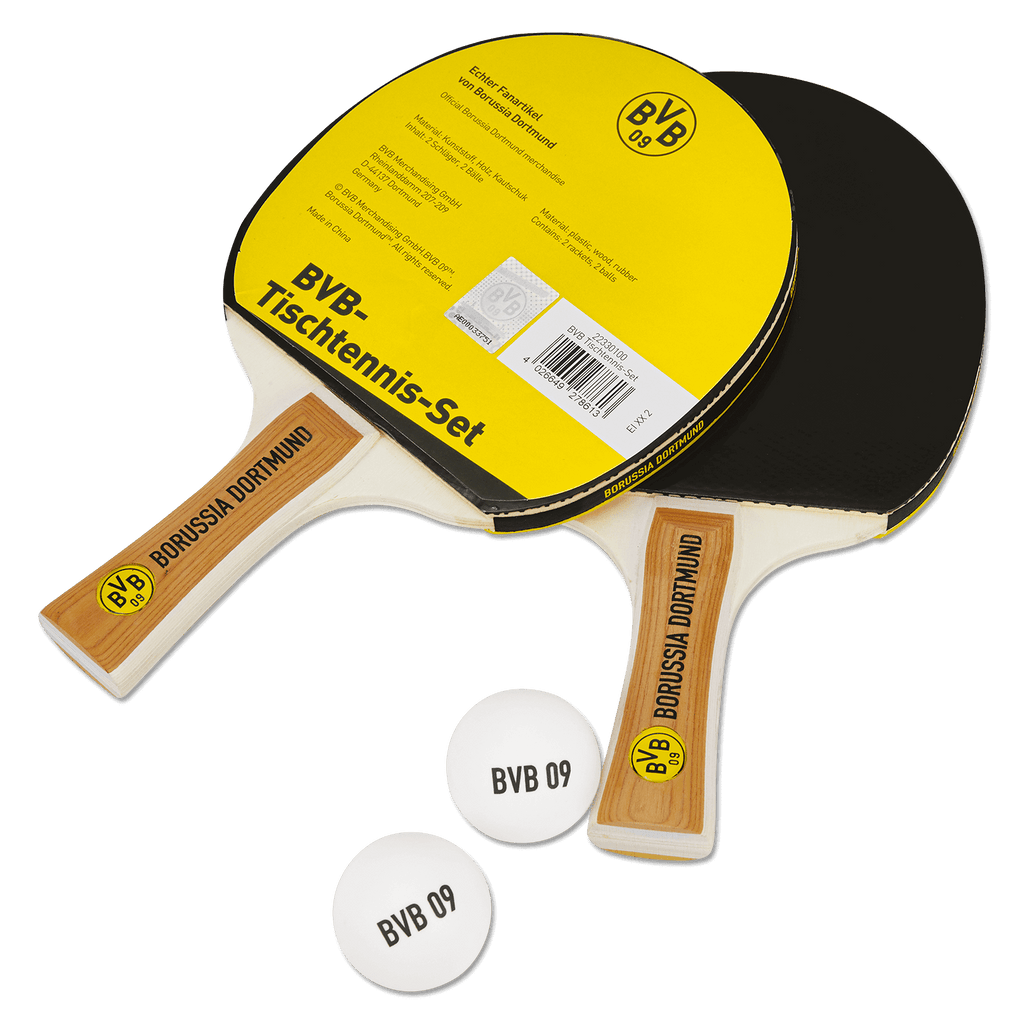 Ein BVB Tischtennis-Set mit zwei Schlägern im schwarzgelben Design inklusive BVB-Logo und zwei weißen Tischtennisbällen mit BVB 09 Schriftzug.