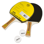 Ein BVB Tischtennis-Set mit zwei Schlägern im schwarzgelben Design inklusive BVB-Logo und zwei weißen Tischtennisbällen mit BVB 09 Schriftzug.