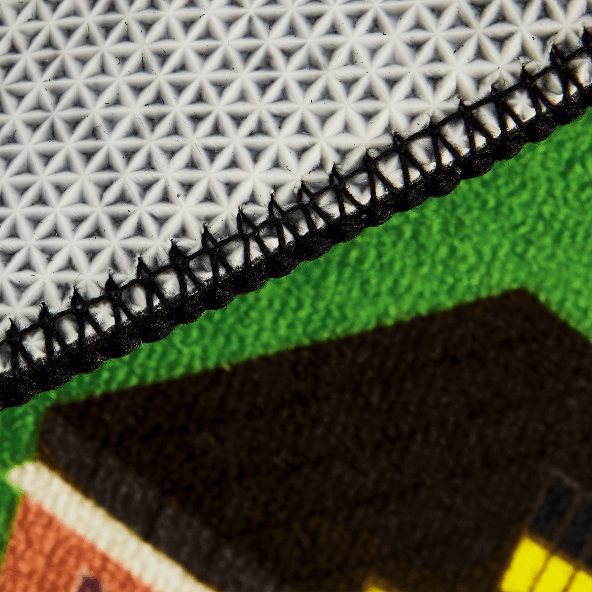 Gros plan sur un tapis de jeu du BVB doté d'une structure antidérapante et d'un motif noir et jaune caractéristique, idéal pour une chambre d'enfant ou comme objet de collection pour les fans.