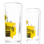 Due bicchierini trasparenti del BVB con lo skyline di Dortmund nei colori nero e giallo e l'iconico logo del BVB, ideali come gadget per i tifosi o oggetti da collezione.