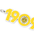 Eine Großaufnahme eines BVB-Schlüsselanhängers in Form der Jahreszahl 1909, gelb mit silbernem Rand und integriertem BVB-Emblem in einem der Nullen.