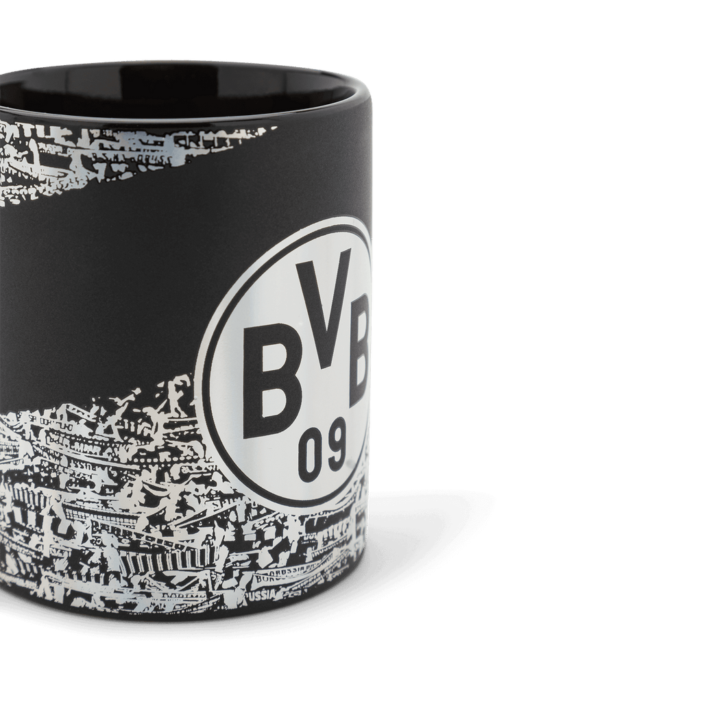 这款黑色多特蒙德（Borussia Dortmund）马克杯上印有醒目的白色BVB标志，以及南看台的精美图案。是BVB球迷和足球爱好者的理想之选。