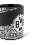 这款黑色多特蒙德（Borussia Dortmund）马克杯上印有醒目的白色BVB标志，以及南看台的精美图案。是BVB球迷和足球爱好者的理想之选。