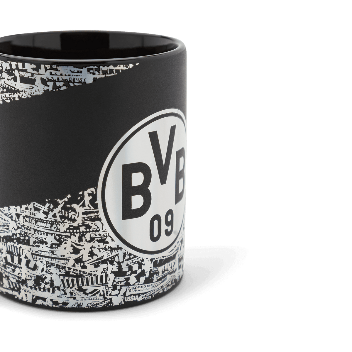 这款黑色多特蒙德（Borussia Dortmund）马克杯上印有醒目的白色BVB标志，以及南看台的精美图案。是BVB球迷和足球爱好者的理想之选。
