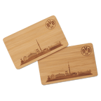 Set composto da due taglieri da colazione in legno del BVB con lo skyline di Dortmund e il logo del BVB incisi, ideali per i tifosi del Borussia Dortmund.