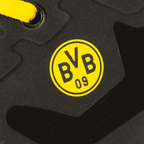 ボルシア・ドルトムントのファングッズとして、目立つBVBのロゴをあしらった黒と黄色のS3安全靴「Malocher 09 High」のクローズアップ写真。