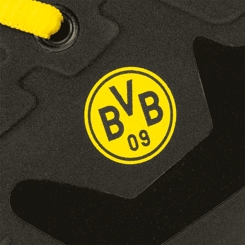 Detailaufnahme eines schwarzgelben S3 Sicherheitsschuhs 'Malocher 09 High' mit auffälligem BVB-Logo als Fanartikel von Borussia Dortmund.