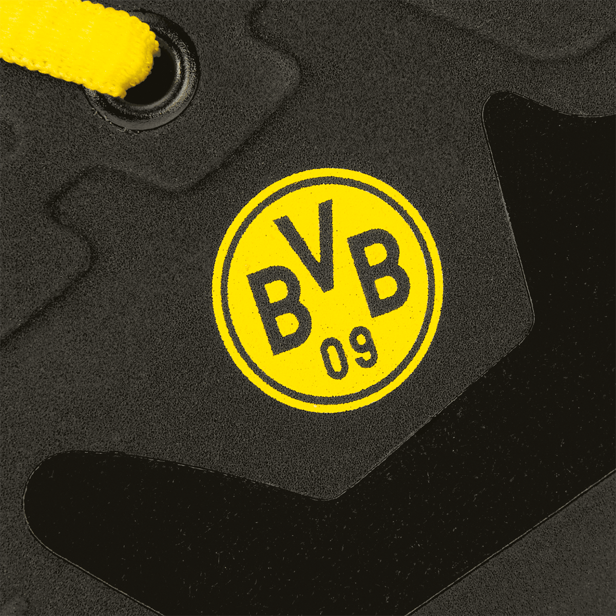 Detailaufnahme eines schwarzgelben S3 Sicherheitsschuhs 'Malocher 09 High' mit auffälligem BVB-Logo als Fanartikel von Borussia Dortmund.