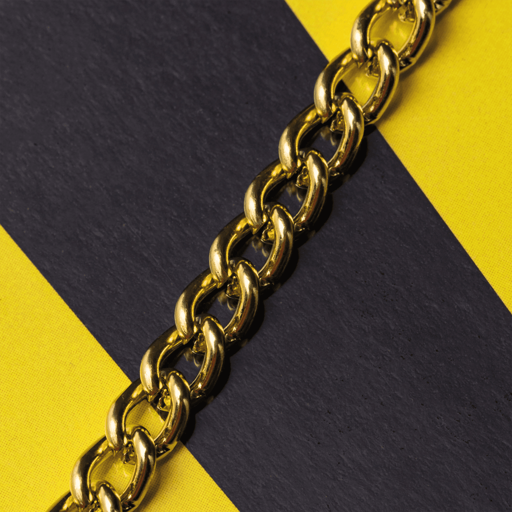Elegante gagliardetto decorativo del BVB a forma di catena dorata su sfondo nero e giallo, ideale per i tifosi del Borussia Dortmund.